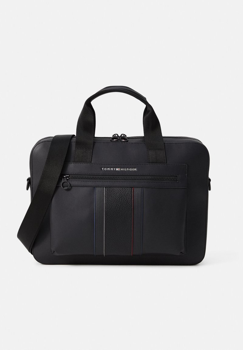 Zwarte laptoptas met dubbele handvaten, verstelbare schouderriem, voorvak met rits en een textuurstreepaccent in rood, wit en blauw.