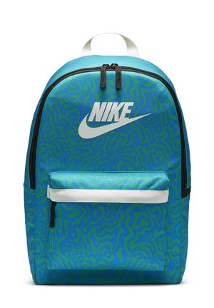 Blå og grøn mønstret Nike rygsæk med en frontlomme med lynlås, hvidt logo og hank samt sorte lynlåse.