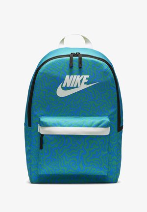 Mochila Nike con patrón en azul y verde con un bolsillo delantero con cremallera, logo blanco y asa, y tiradores de cremallera negros.