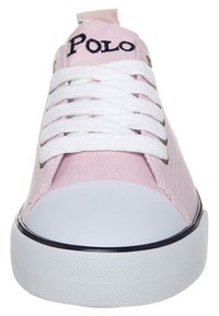 Rosa tygskor med vita snören, vit gummitosshätta och sula med blå accenter, med en broderad "Polo"-logotyp på tungan.