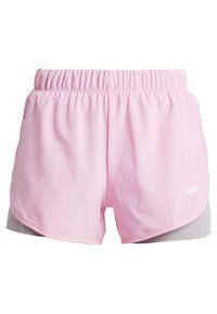 Vaaleanpunaiset naisten urheilu shortsit, joissa on joustava vyötärö, sivutaskut ja harmaa vuori, varustettuna pienellä valkoisella Nike-logolla.