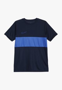 Marineblauwe sport T-shirt met een gestreepte lichtblauwe horizontale lijn over de borst. Bevat een klein geborduurd logo in blauw.