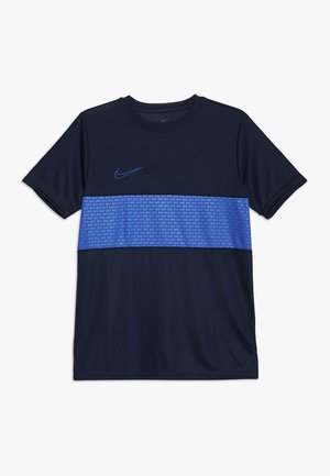 T-shirt de sport bleu marine avec une rayure horizontale bleu clair à motif sur la poitrine. Présente un petit logo brodé en bleu.