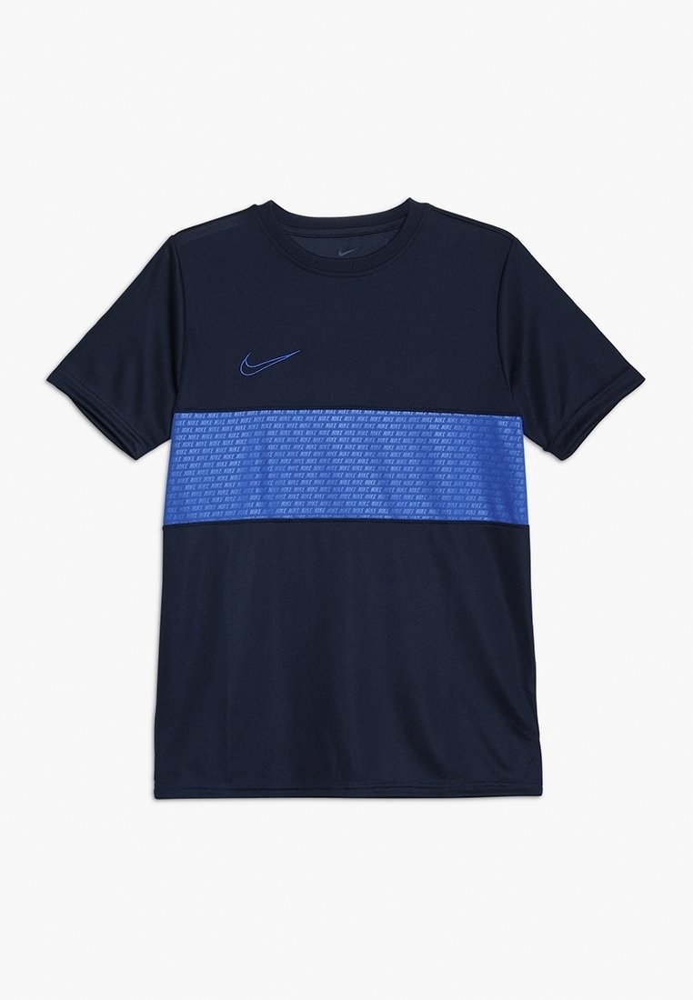 Marineblauwe sport T-shirt met een gestreepte lichtblauwe horizontale lijn over de borst. Bevat een klein geborduurd logo in blauw.