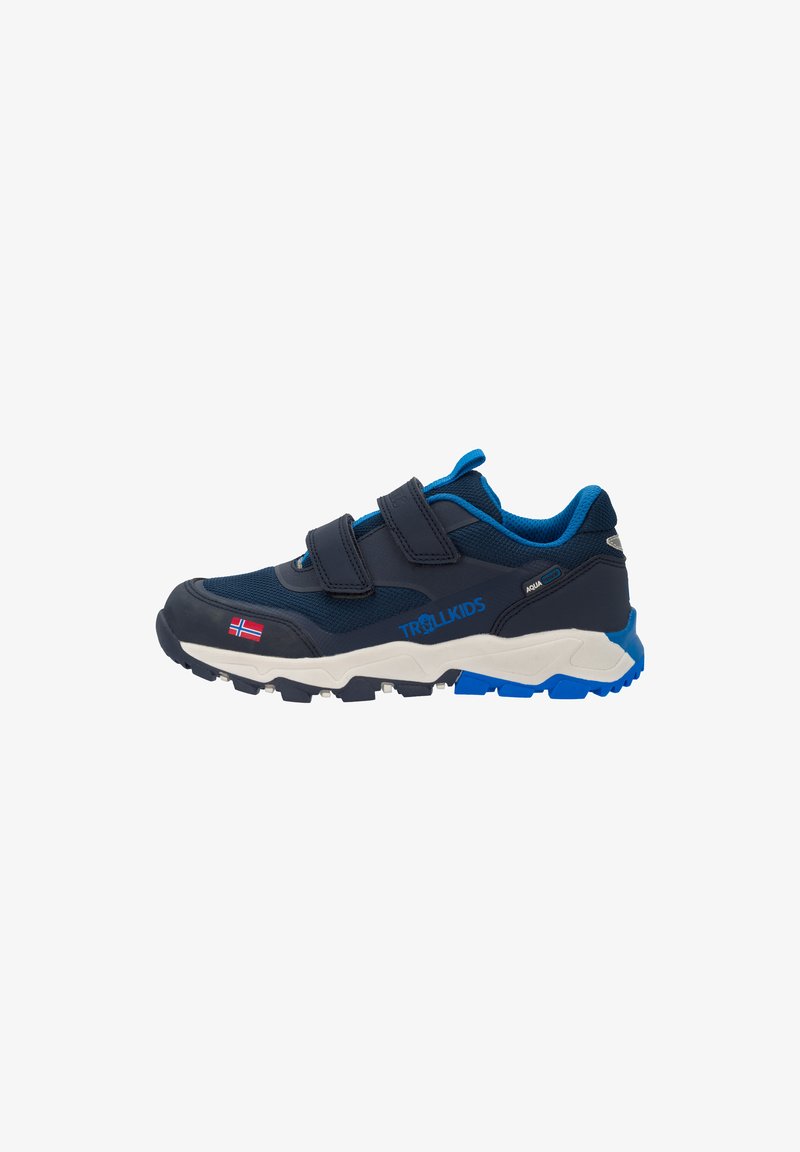 Zapatos infantiles de exterior en color azul marino y azul, con una parte superior de malla transpirable, dos tiras de Velcro y suela de goma resistente para mayor tracción.