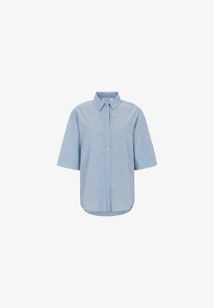 Helehall sinine lühikeste varrukatega nööbitav triiksärk kraega, mille peal on peenutuviseline ruuduline muster, esitatud valgel taustal.