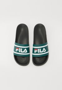 Juodi šlepetės su tamsiai žalia juostele, kurioje yra balta ir raudona FILA logo. Lygi tekstūra su formuotu padu patogumui.