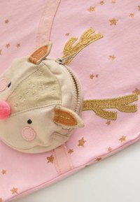 Tessuto morbido rosa con stelle dorate glitterate e corna, dotato di una pochette a forma di renna beige con un naso rosa e una cerniera.
