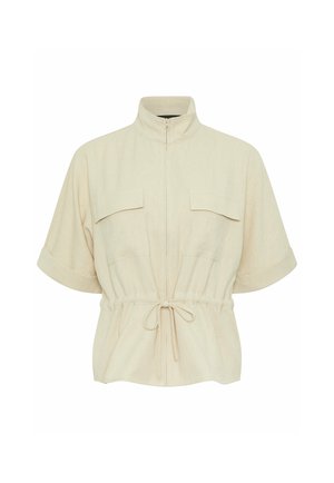 Chaqueta beige de manga corta con cuello alto, cremallera frontal, dos bolsillos con solapa en el pecho y cintura ajustable con cordón.