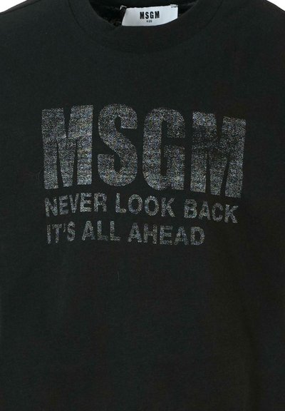 Czarny bawełniany t-shirt z odważnym, metalicznym srebrnym napisem "MSGM NIGDY NIE SPÓJRZ WSTEC, WSZYSTKO PRZED TOBĄ." Klasyczny krój z okrągłym dekoltem.