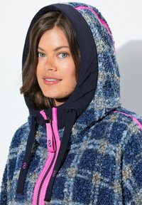 Giacca foderata in pile con cappuccio blu navy e zip rosa. Presenta un corpo a trama blu e beige. Inclusi cordini regolabili.