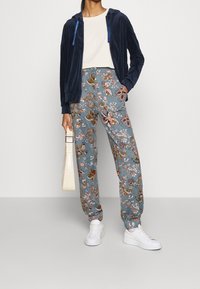 ONLY Träningsbyxor - green