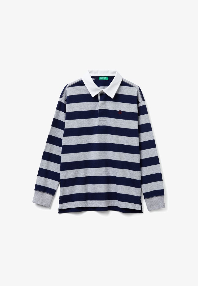 Tmavě modrá a šedá proužkovaná polokošile s dlouhým rukávem a bílým límečkem. Na hrudi má malý červený motiv a kontrastní manžety.