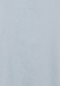 Tissu bleu clair avec une texture tissée subtile et un motif de tissage fin et irrégulier.