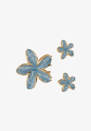Set di gioielli a forma di fiore in tono oro con due fiori azzurri più piccoli e un fiore azzurro più grande con dettagli marmorizzati intricati.