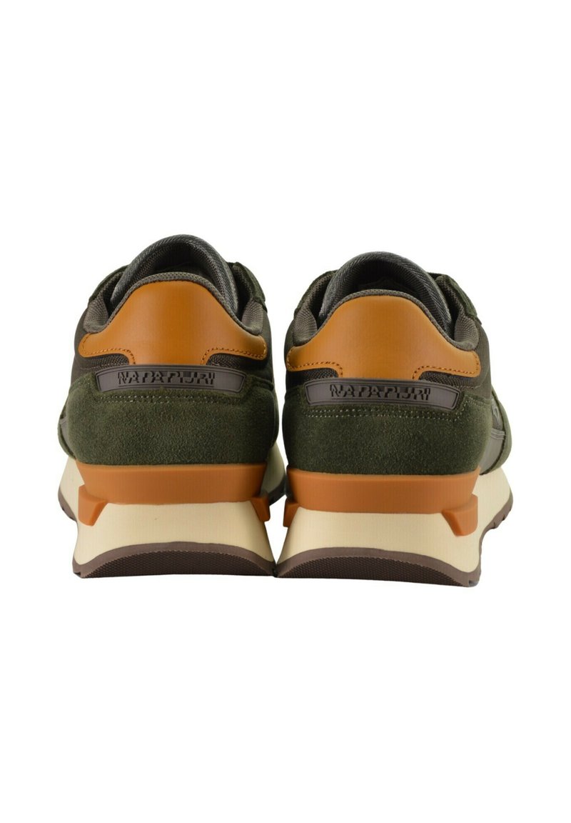 Zapatillas de ante verde con detalles en cuero marrón y una media suela blanca. Superficies texturizadas; suela de goma gruesa para agarre.