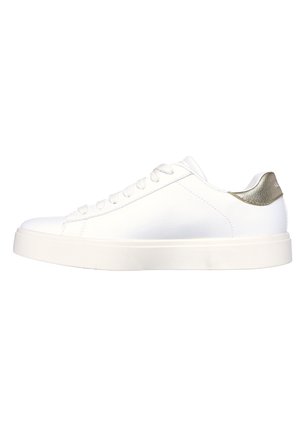 Zapatilla blanca con punta redonda, suela plana y suela texturada. Presenta líneas limpias, cordones de algodón y un acento metálico dorado en el talón.
