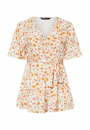 Blumenkleid mit kurzen Ärmeln, das einen weißen Hintergrund und Muster in Orange, Pink und Grün aufweist. Mit einem Bindeband in der Taille. Leichter Stoff.