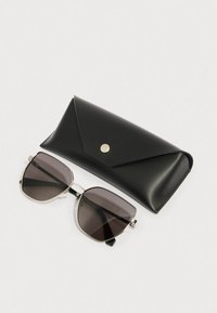 Czarne okulary przeciwsłoneczne z gradientowymi ciemnymi soczewkami i srebrnymi akcentami, wraz z eleganckim czarnym futerałem z tworzywa sztucznego z zapięciem na guzik.