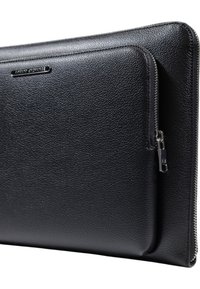 Custodia per laptop in pelle nera con superficie texturizzata, dotata di chiusura a zip e accento con logo argento. Forma compatta e rettangolare.