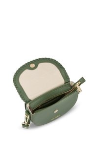 Sac à main en cuir vert avec une finition texturée, quincaillerie dorée et un bord cousu décoratif ; possède un compartiment zippé et une fermeture à pression.