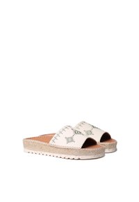Espadrilės sandalai su atviru pirštu, smėlio spalvos audinio viršus su žaliu siuvinėjimu ir pintu jute padu su tekstūruotu paviršiumi.