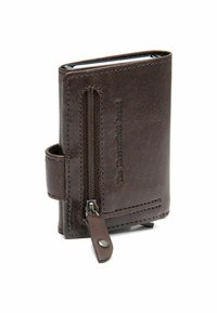 Portafoglio in pelle marrone con scomparto con zip, design slim, logo in rilievo e chiusura a bottone. Finitura texture con cuciture visibili.
