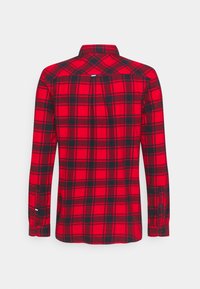 Rood en zwart geruite langslavendblouse met een kraag, knoopmanchetten en een gesplitste achterkant, gemaakt van een zachte, geweven stof.