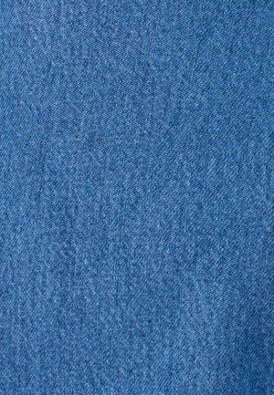 Textura de tela de mezclilla azul con patrón visible de tejido diagonal, típico del material de los vaqueros.