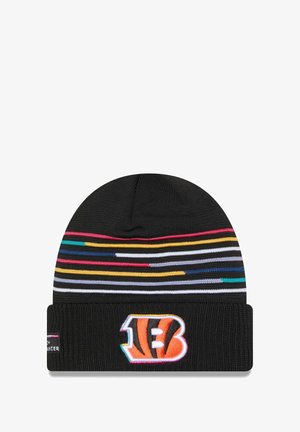 Beanie nera a maglia con strisce orizzontali colorate, dotata di un logo ricamato arancione e nero "B" e "13" sul risvolto.