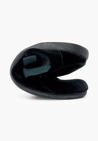 Scarpa in tessuto nera con forma arrotondata, superficie morbida e un gancio verde. Presenta una suola flessibile e testurizzata per una buona aderenza.