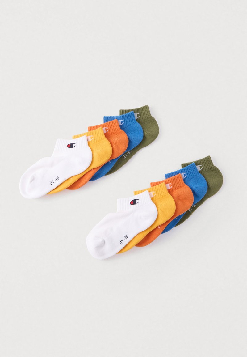 Σετ κοντών κάλτσων μέσης με λευκά, πορτοκαλί, κίτρινα, πράσινα, μπλε και κόκκινα χρώματα. Κάθε κάλτσα έχει ριμπ μανσέτα και λεπτομέρεια με λογότυπο.
