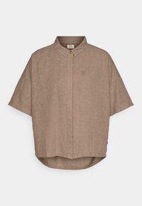 Korte mouwen bruin linnen overhemd met een knoopkraag, een voorflap en een klein logo aan de linkerkant. Gebogen zoom aan de onderkant.