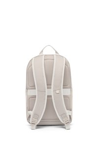 Világosszürke hátizsák párnázott hálós hátrésszel, állítható pántokkal és tetején fogantyúval; elegáns, letisztult dizájnnal rendelkezik, finom márkajelzéssel.
