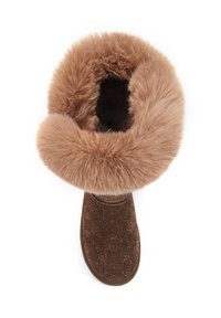 Brązowy but z kołnierzem z sztucznego futra. Okrągły otwór, pluszowa tekstura, misterny tłoczony wzór na cholewie. Miękki, ciepły i przytulny design.