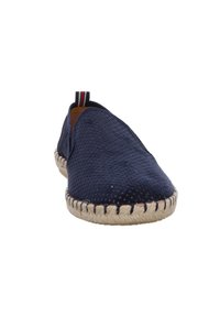 Marineblaue perforierte Slip-On-Espadrille mit geflochtener Jutsohle und hinten rotschwarzweiß gestreiftem Zuglasche, Vorderansicht.