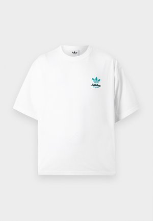 Tricou alb cu mâneci scurte și guler rotund, cu logo mic Adidas Originals de culoare teal pe partea stângă a pieptului.