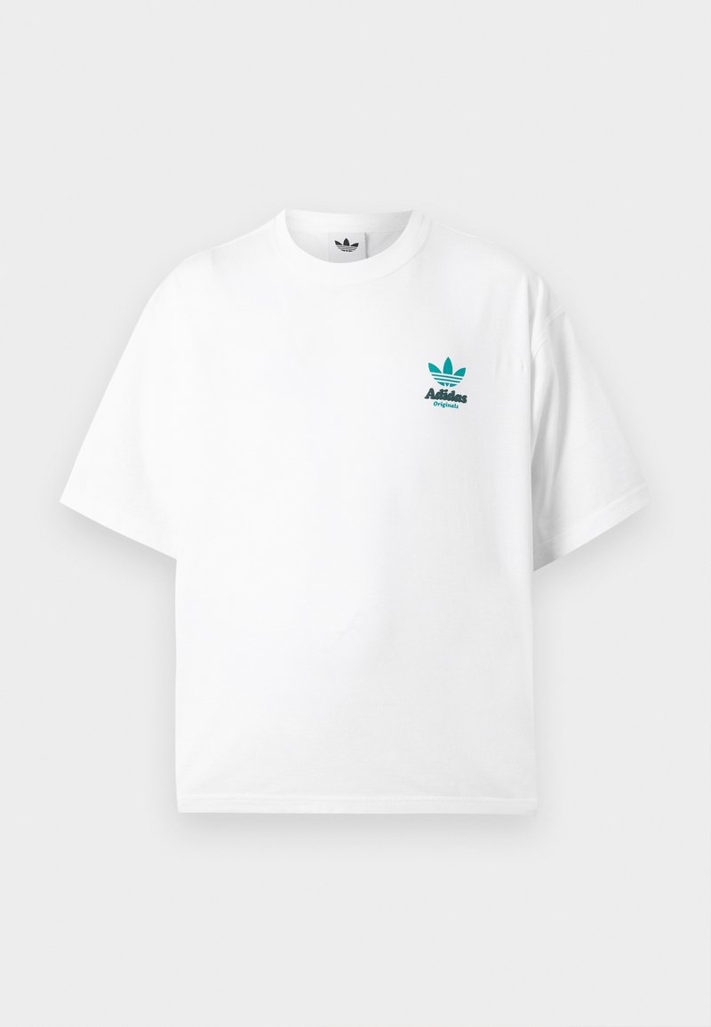 Weißes T-Shirt mit kurzen Ärmeln und Rundhalsausschnitt mit kleinem türkisfarbenem Adidas Originals-Logo auf der linken Brust.