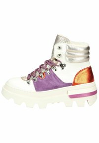 Sneaker alta caratterizzata da pelle bianca, suede viola, dettagli metallici e un collare argentato testurizzato. Suola spessa e strutturata con striscia viola.