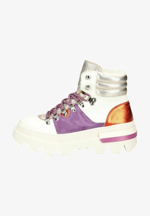 Wysokie sneakersy z białej skóry, fioletowego zamszu, metalowymi akcentami oraz teksturowanym srebnym kołnierzem. Gruba, wzorzysta podeszwa z fioletowym paskiem.