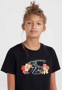 Sort bomulds t-shirt med et multicolor blomstermotiv og teksten "O'Neill Santa Cruz" i hvid. Korte ærmer og rund hals.