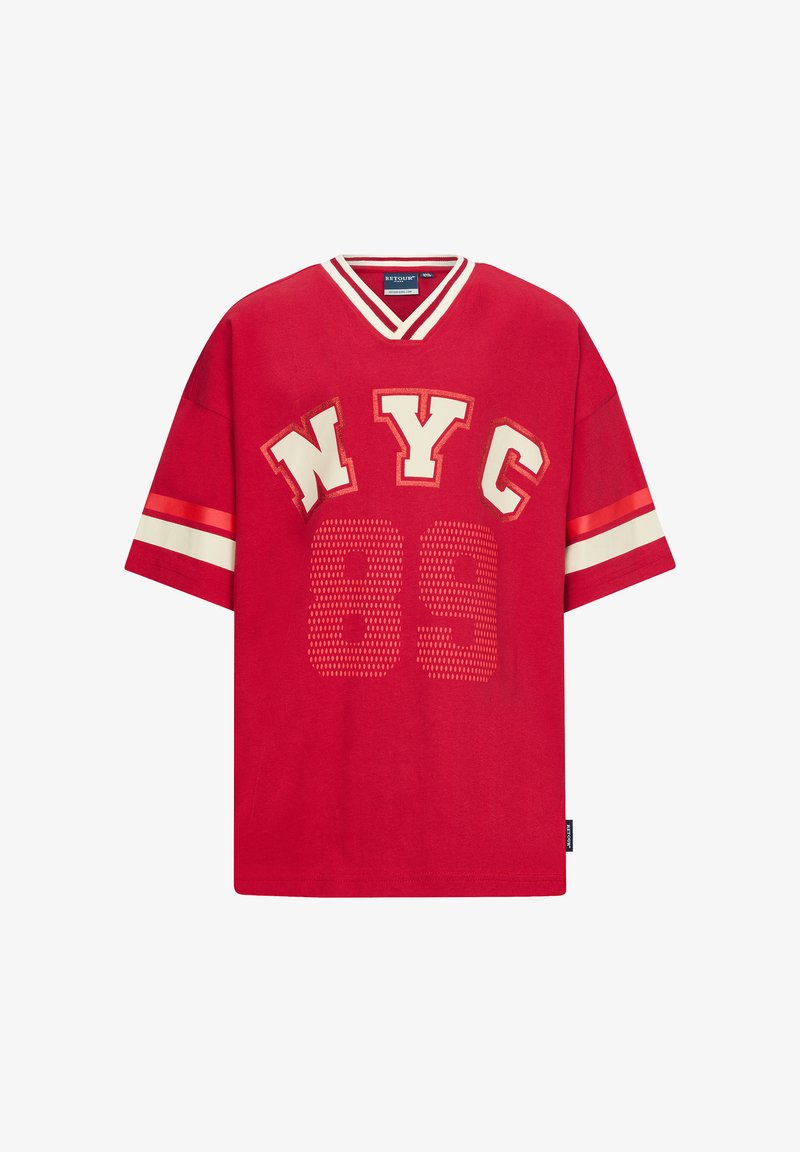 Czerwona bawełniana koszulka z krótkim rękawem i dekoltem w serek, z napisem "NYC" oraz "89" w kremowym kolorze, a także z dwoma białymi paskami na rękawach. Perforowany detal na liczbie.
