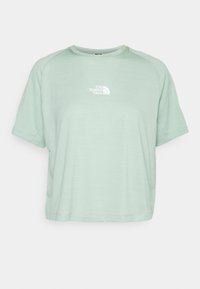 Camiseta de manga corta de color verde claro con cuello redondo, con un logo blanco en la zona del pecho. Tela suave y lisa con un ajuste relajado.