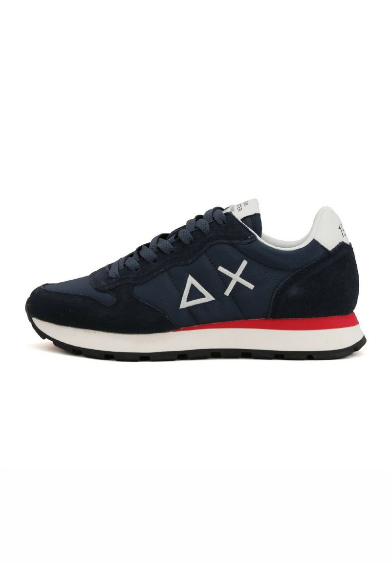 Marineblaue Sneakers mit Obermaterial aus Wildleder und Stoff, weißen und roten Akzenten, flacher Gummisohle und geometrischem Logodetail an der Seite.