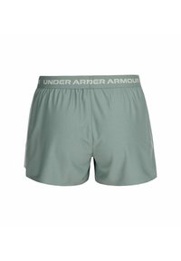 Hellgrüne Sportshorts mit glatter Textur, ausgestattet mit einem grauen elastischen Bund, auf dem "UNDER ARMOUR" in fetten Buchstaben gedruckt ist.