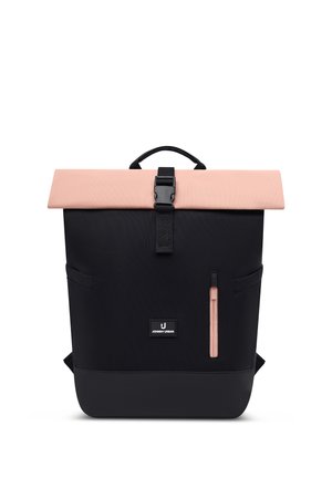 Sort og pink rygsæk med rullemund, forlynlomme, top håndtag og spænde lukning, mærket "Johnny Urban" på frontpanelet.