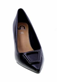 Pump nero a punta realizzato in pelle liscia, con un accento triangolare lucido sulla parte anteriore e una soletta color cammello con branding.