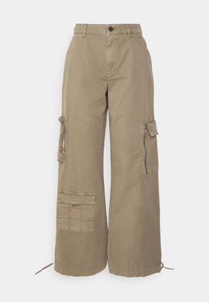CHINEAGZ PANTS - Kargopüksid - walnut