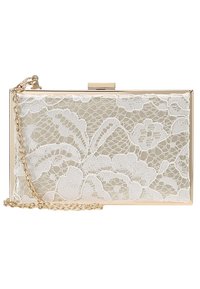 Rechthoekige clutch van goudkleurig metaal met een witte bloemenkant als overlay en een afneembare gouden kettingband.