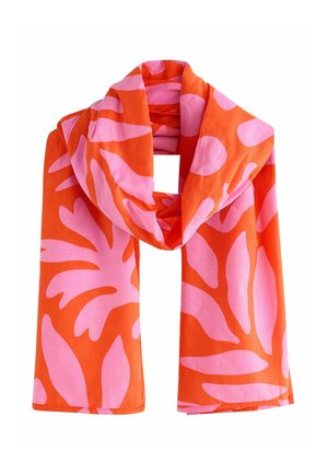 Eșarfă portocalie aprinsă cu modele mari abstracte de frunze roz, pliată și așezată pe un fundal alb.